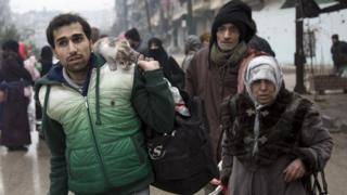 Suriyeliler Halep'i terk ediyor