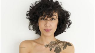 Mulher com tatuagem