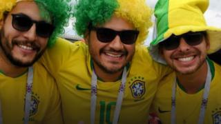 Cổ động viên Brazil trước giờ bóng lăn
