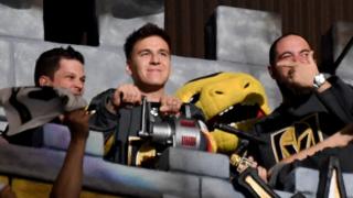 James Holzhauer (en el centro).