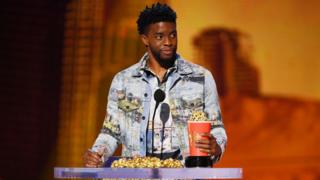 Chadwick Boseman collect MTV Award