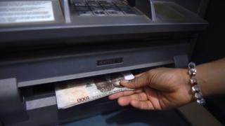 Pesin dey collect money from ATM
