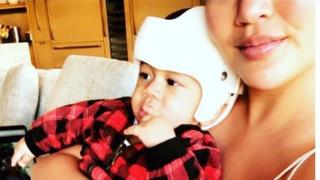 Крисси Тейген опубликовала фотографию своего сына в Instagram в шлеме с черепом.