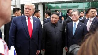 Ông Kim Jong-un, Donald Trump, và ông Moon Jae-in gặp tại khu phi quân sự chia hai miền Triều Tiên hôm 30/6/2019