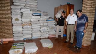 Policiais paraguaios com sacos de cédulas