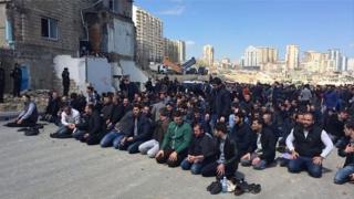 13 apreldə keçirilən etiraz zamanı dindarlar məscidin qarşısında namaz qılıblar