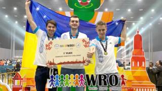 Переможці з прапором