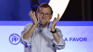 Mariano Rajoy, presidente de España, celebra con aplausos