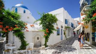 Các hòn đảo nghỉ mát được ưa thích, gồm cả đảo Paros, bị tràn ngập bởi việc cho thuê ngắn hạn đến nỗi một số dân địa phương bị đẩy ra khỏi ngôi nhà đang thuê dài hạn của mình