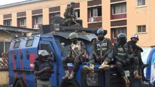 ọtụtụ ndị uweoji n'elụ ụgbọ agha ha