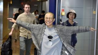 在從北京抵達芬蘭赫爾辛基機場等待轉機時,劉霞滿張開雙臂走向接機的人,神色愉悅。