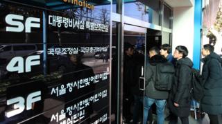 지난 4일 검찰이 청와대 비서실을 압수수색했다. 취재진이 정부서울청사 창성동 별관 앞에 몰려있다