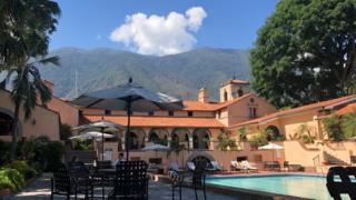 Sede do Caracas Country Club e sua piscina.
