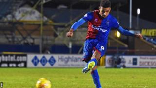 Fhuair Nathan Austin air am ball a chur dhan lion, a fàgail 5-4 gu Caley