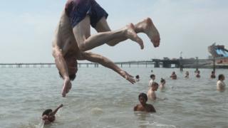 Die Menschen genießen das heiße Wetter am Southend Beach in Essex.