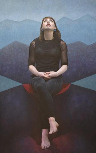 Портрет женщины сидел, глядя вверх со скрещенными ногами