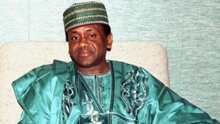 Sani Abacha a dirigé le Nigeria pendant cinq ans, jusqu'à sa mort soudaine des suites d'attaques cardiaques, en 1998.