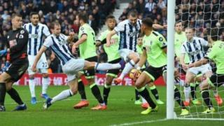 Gareth McAuley (a tsakiya) lokacin da yake jefa kwallo ragar Bournemouth