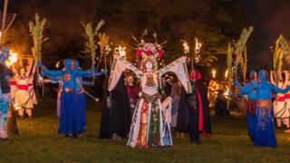 Fire festival lights up Edinburgh's skyline - BBC News