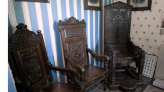Rhai o gadeiriau Hedd Wyn, gyda Chadair Ddu Penbedw 1917 ar y dde