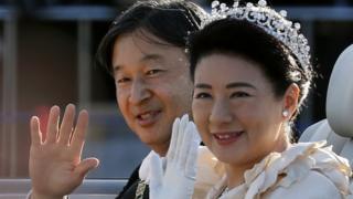 即位を祝うパレードで遠藤の人々に手を振る天皇、皇后両陛下(10日、都内)