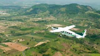 avión sobrevolando campo