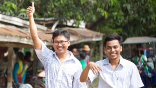 လွတ်မြောက်လာတဲ့ သတင်းထောက် ၂ ဦးကို အင်းစိန်အကျဉ်းထောင်ရှေ့မှာ မြင်ရစဉ်