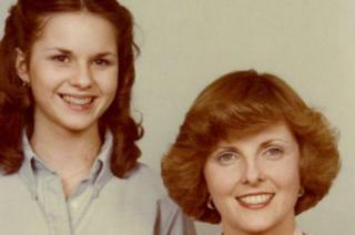 Это недатированное семейное фото показывает Ли Корфман с ее матерью Нэнси Уэллс, около 1979 года