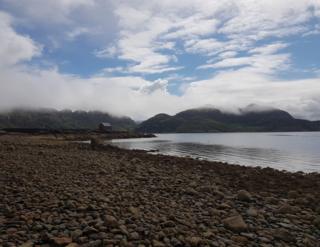 In einem Familienurlaub in Torridon und nach einem fantastischen Essen im Gillie Brighde ein Spaziergang am Strand in Diabaig entlang.