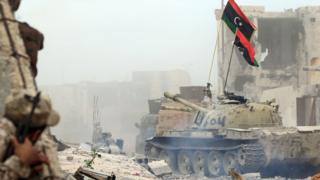 Il aurait tiré sur des civils ou des combattants blessés ou ordonné leur exécution.