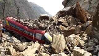सुख्खा पहिरोमा पुरिएको आयल निगमको एक ट्याङ्कर