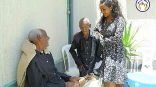 ንማእከል ፍሬምናጦስ ኣምባሳደር ኮይነን ካብ ሞንጎ ዝተመረፃ፡ ተዋሳኢት ፍርያት የማነ፡ ምስ ኣረጋውያን ፍሬምናጦስ