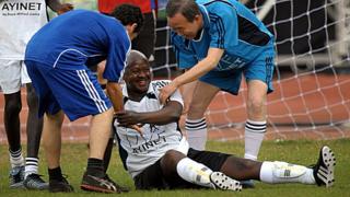 I Kampala mu 2010, Yoweri Museveni (wicaye) akina umupira w'amaguru