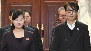 20일 오전 판문점 통일각에서 열린 예술단 실무접촉에서 남측 수석대표로 나선 윤상 음악감독과 북측 대표 현송월 삼지연관현악단 단장이 회의장에 입장하고 있다