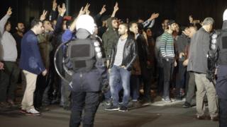 Brüksel'de zafer işaretleri yapan Türkiye kökenli grup