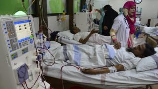 ঢাকার একটি হাসপাতালে এক কিডনি রোগীর ডায়ালাইসিস করছেন এক চিকিৎসক