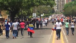 En Maracaibo, una multitud se trasladó hasta el cuartel Libertador.
