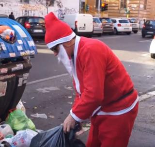 Noel Baba kılığındaki protestocu