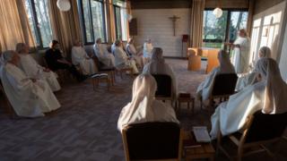 Nonnen bei einem Karfreitagsgottesdienst im Benediktinerkloster in Rixensart in Belgien