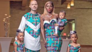 Justin et Aminat McClure, et leur jumeaux, dans des tenues créés par le designer camerounais Claude Kamen