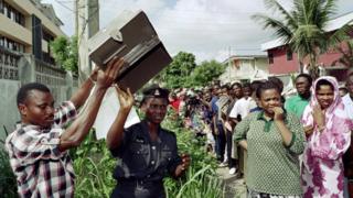 Aworan ọlọpaa ati awọn oludibo