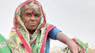 शेकूबाई वागळे यांच्या नावावर वन जमीन झाली, आजही त्यांच्या पायाच्या जखमा भरलेल्या नाहीत.