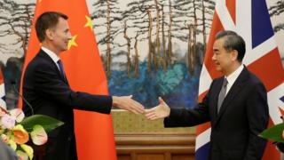   Hunter (left) Wang Yi shakes hands with Diaoyutai State Guesthouse (30/7/2018) 