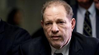 Coronavirus: Harvey Weinstein wahamwe no gufata abagore ku ngufu bayimusanzemo - BBC News Gahuza