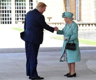 La Reina Isabel II saluda al presidente Trump en una ceremonia de bienvenida en el Palacio de Buckingham.