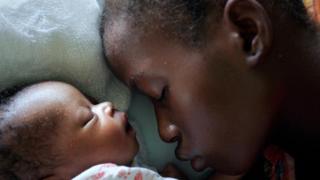 Mujer con su hija bebé.
