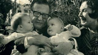 Marcia Tambutti (bebé a la izq.) con Salvador Allende, otro bebé y Hortensia Bussi