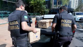 Policiais federais retiram documentos da Funcef durante Operação Greenfield, no Distrito Federal, em 5/9/2018