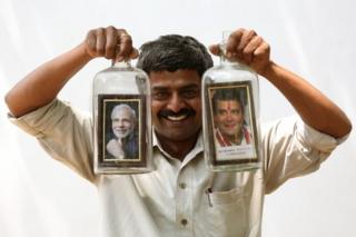 Индийский художник по бутылкам Басаварадж демонстрирует бутылки с фотографиями премьер-министра Индии Нарендры Моди и президента Индийского национального конгресса Рахула Ганди во время всеобщих выборов в Бангалоре, Индия, 12 апреля 2019 года