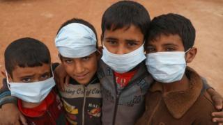إطفال سوريون في مخيم أطمة قرب الحدود مع تركيا أثناء دورة توعية حول فيروس كورونا